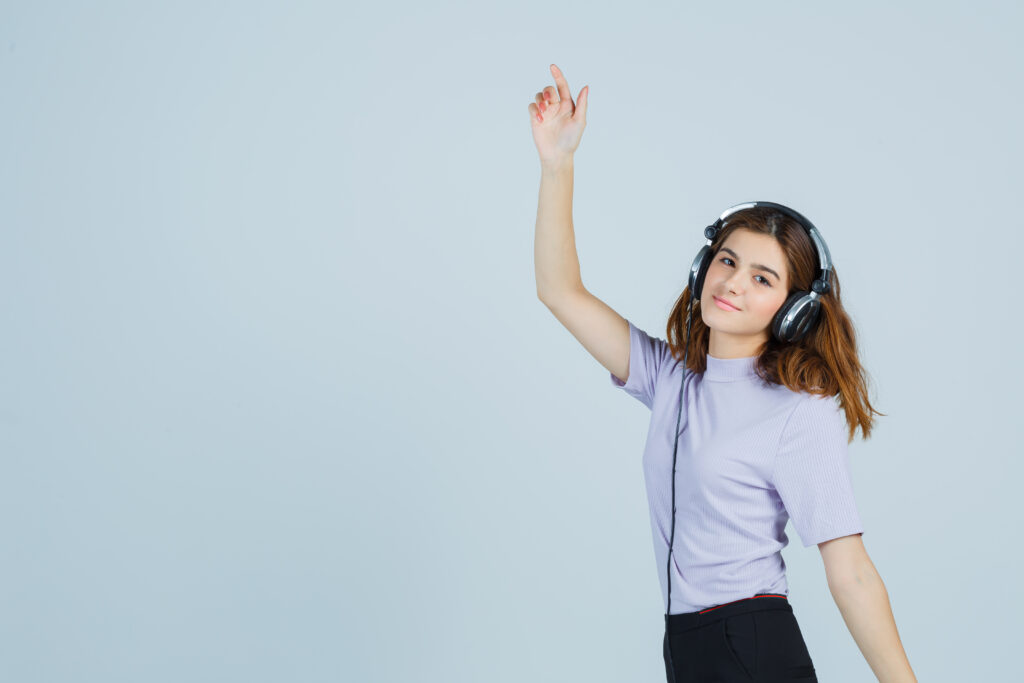 Expressive Young Woman Posing Dịch Tài Liệu Iso